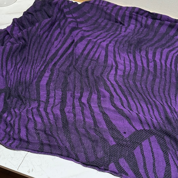 Elegant Purple Zebra Pattern Scarf - Picture 5 of 5